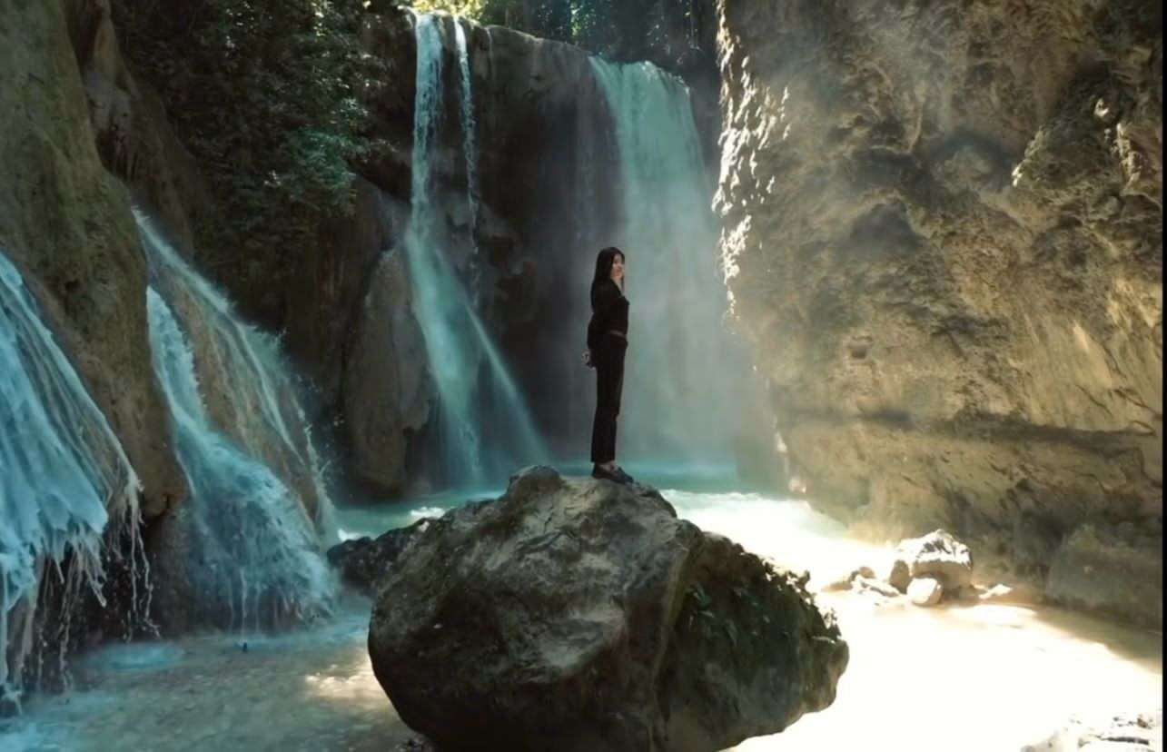 Keindahan Air Terjun Tinggi dengan Suara Alam yang Menenangkan dan Bikin Pikiran Ikut Liburan